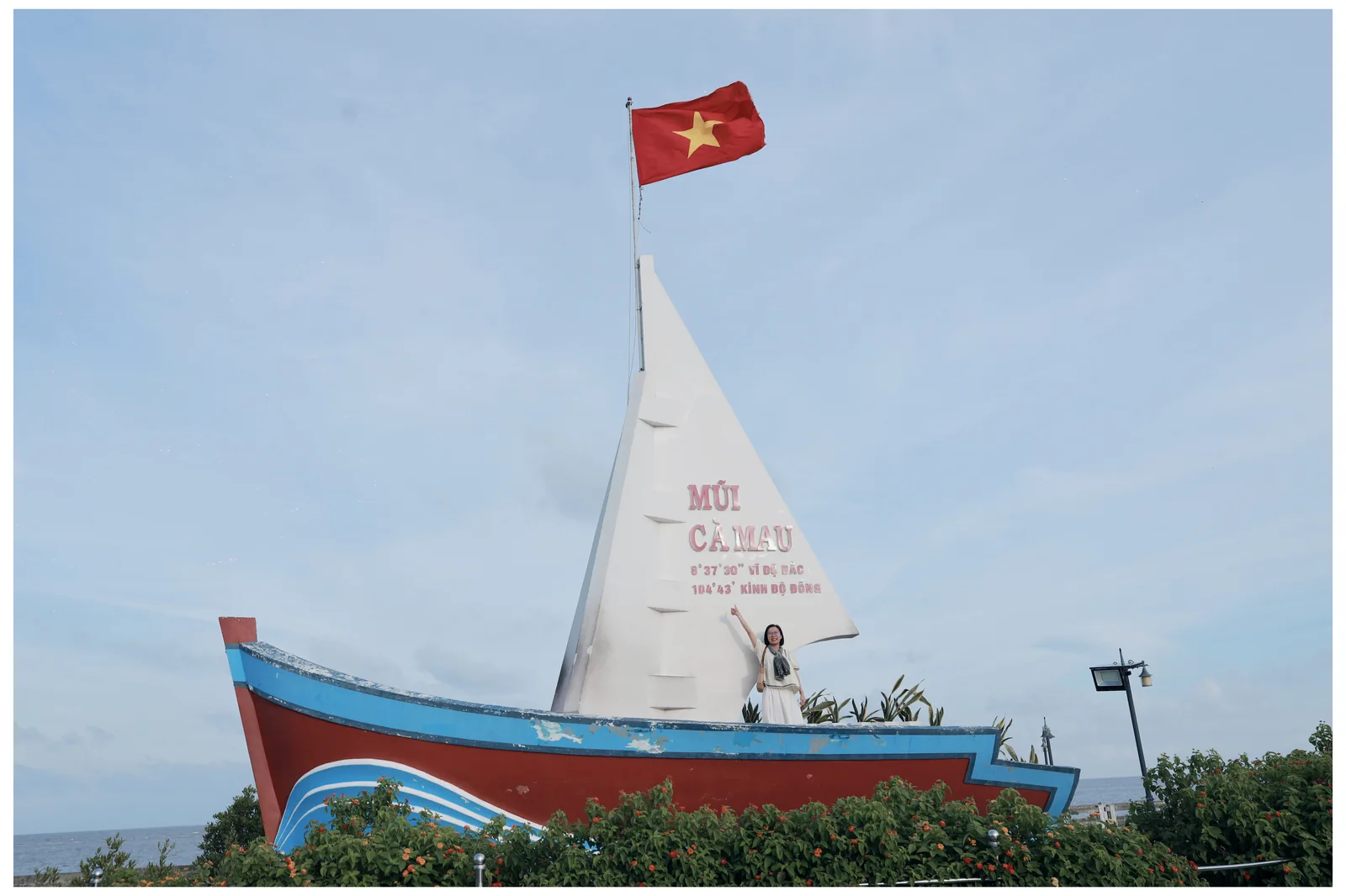 Nồi lẩu mắm miền Tây thơm nức mũi với tôm cá và rổ rau rừng phong phú tại Cà Mau