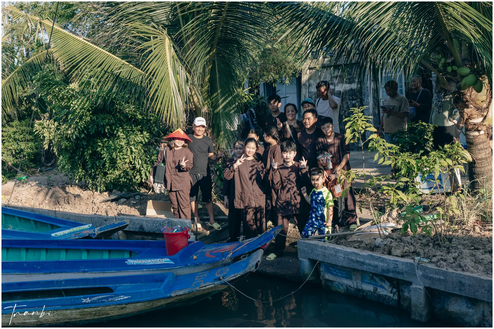 Đoàn khách tham gia team building sinh thái sông nước Cà Mau
