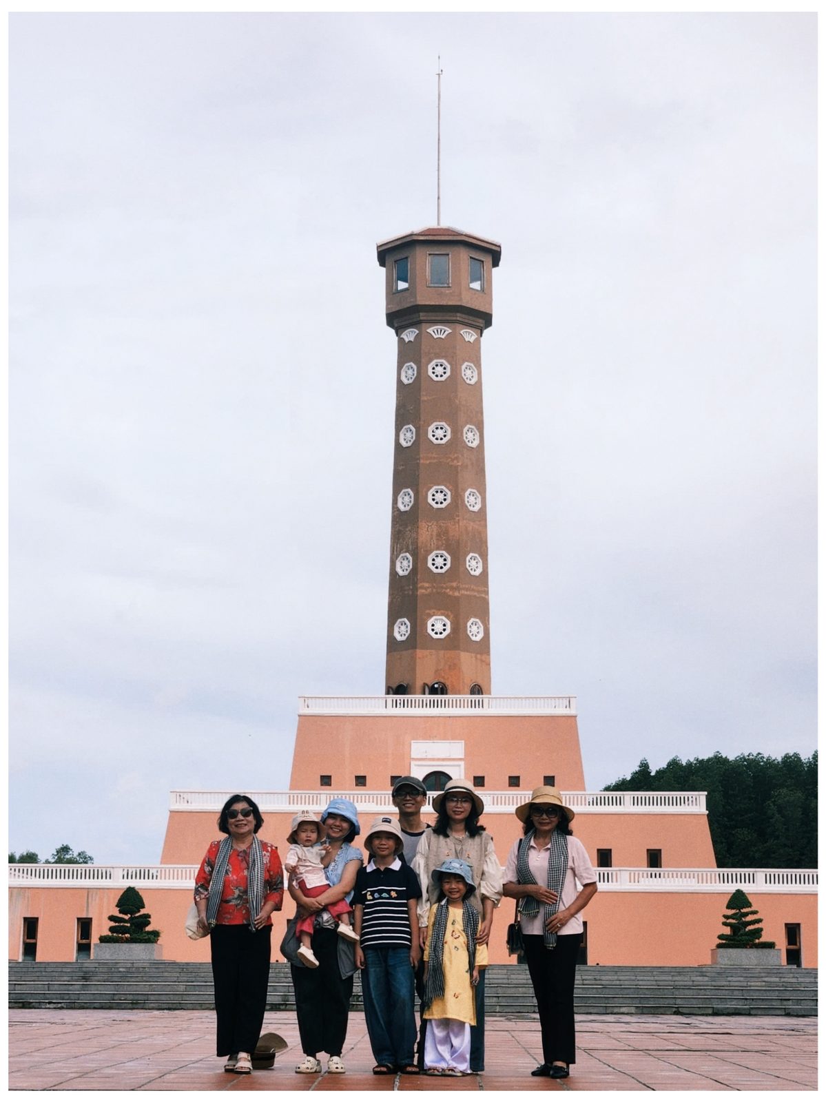 Đoàn du khách check-in kỷ niệm trước Cột cờ Hà Nội tại Mũi Cà Mau.