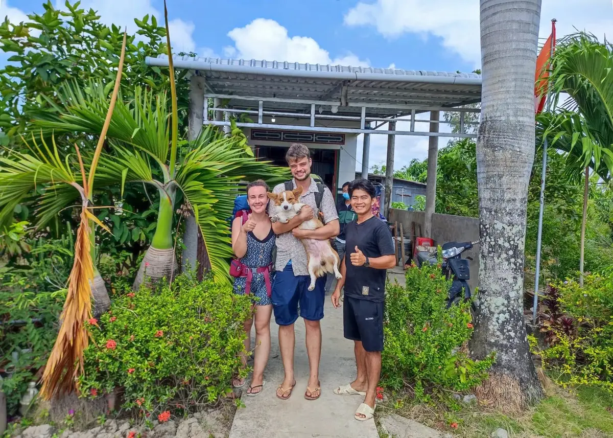 Khuôn viên miệt vườn xanh tươi tại Bà Ngoại Homestay Cà Mau