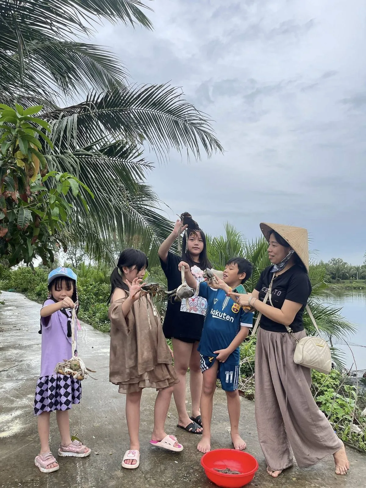 Trải nghiệm lội vuông bắt cua, dỡ chà bắt cá lóc đồng cùng anh Bì. (Ảnh: Bà Ngoại Homestay / Tư liệu Du lịch Cà Mau)