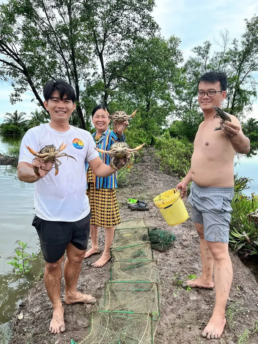Bữa cơm gia đình đậm đà hương vị sông nước miền Tây với hải sản tươi sống. (Ảnh: Bà Ngoại Homestay / Tư liệu Du lịch Cà Mau)