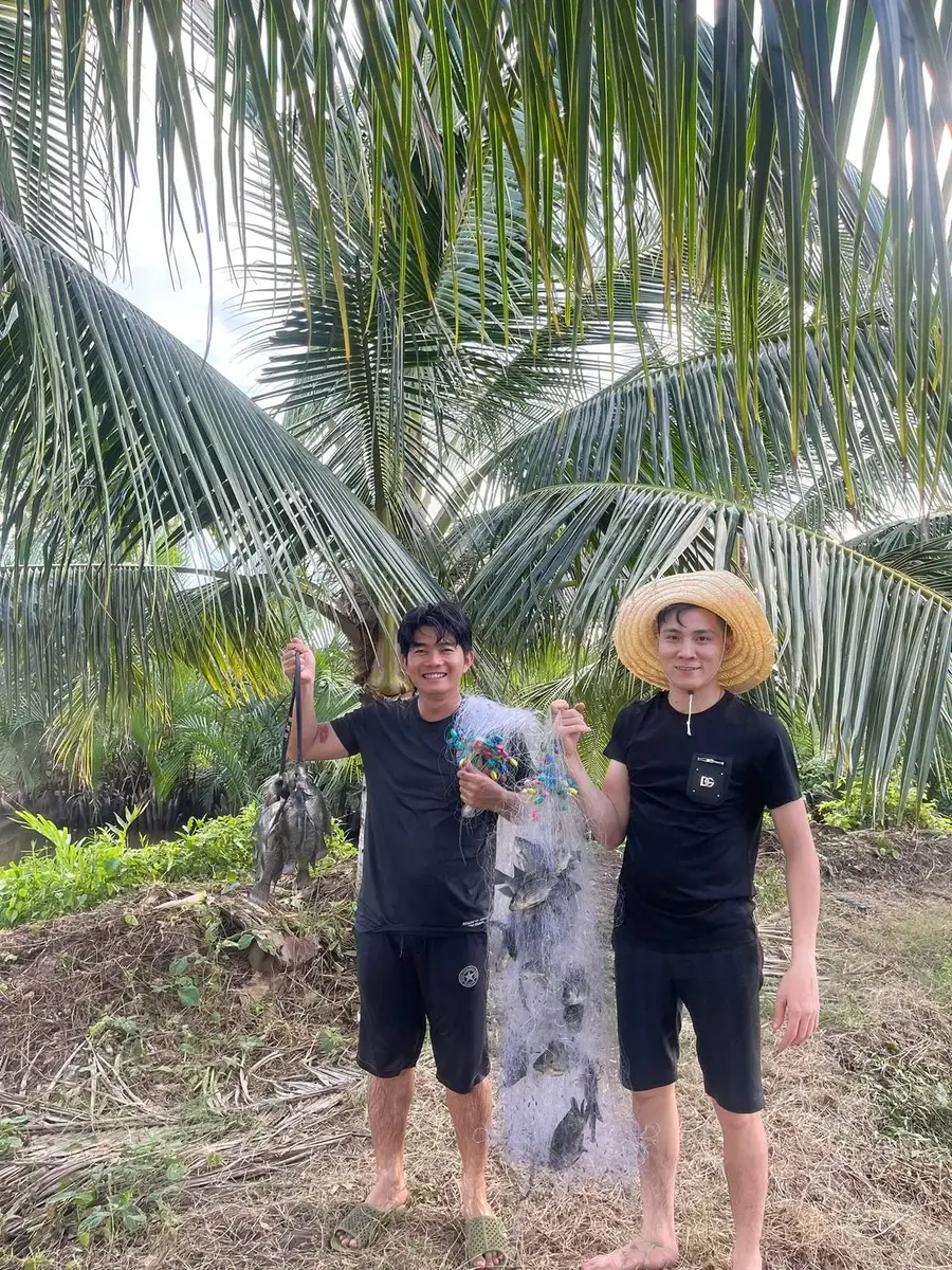 Bữa cơm gia đình đậm đà hương vị sông nước miền Tây với hải sản tươi sống. (Ảnh: Bà Ngoại Homestay / Tư liệu Du lịch Cà Mau)