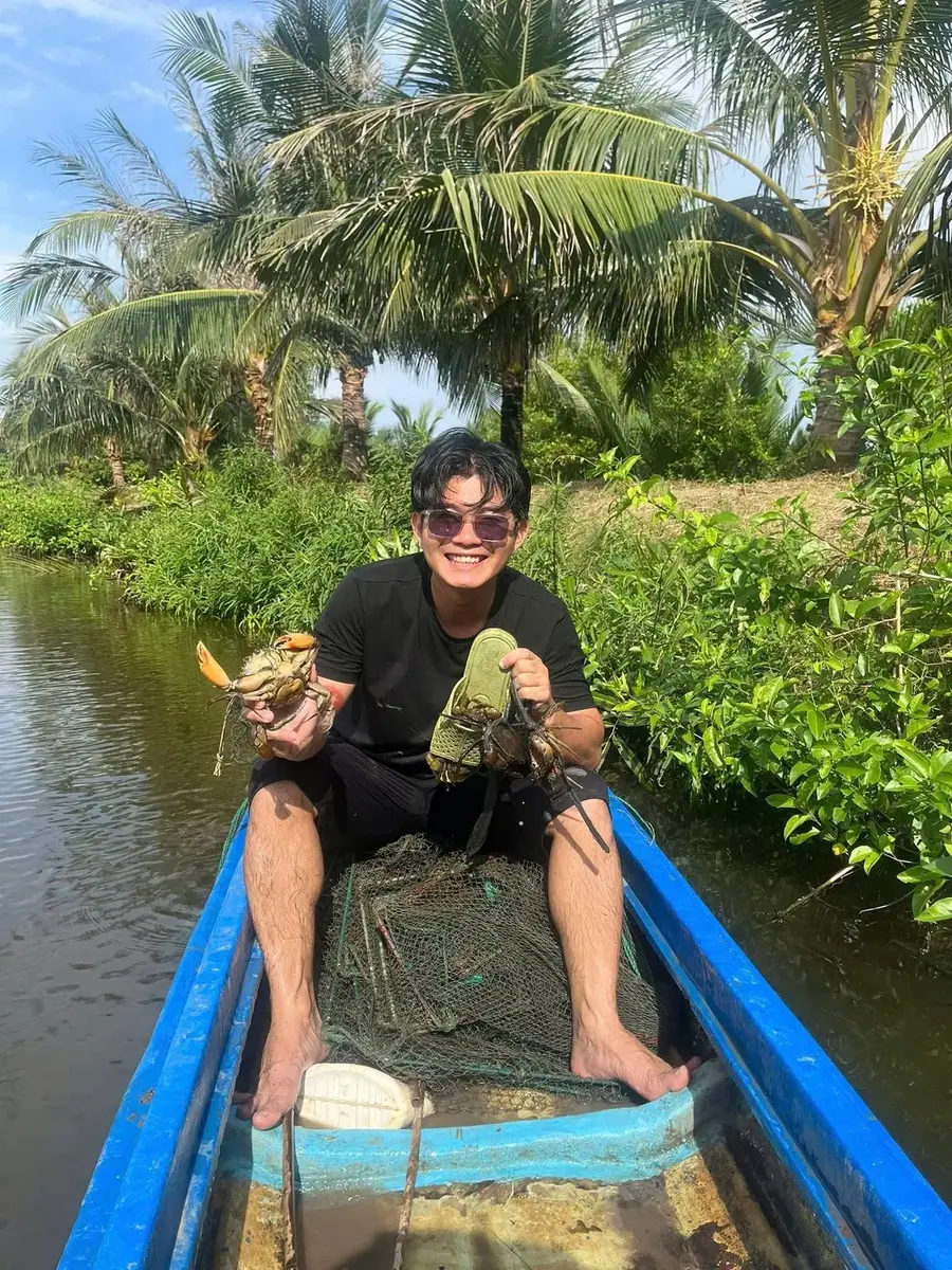 Bữa cơm gia đình đậm đà hương vị sông nước miền Tây với hải sản tươi sống. (Ảnh: Bà Ngoại Homestay / Tư liệu Du lịch Cà Mau)