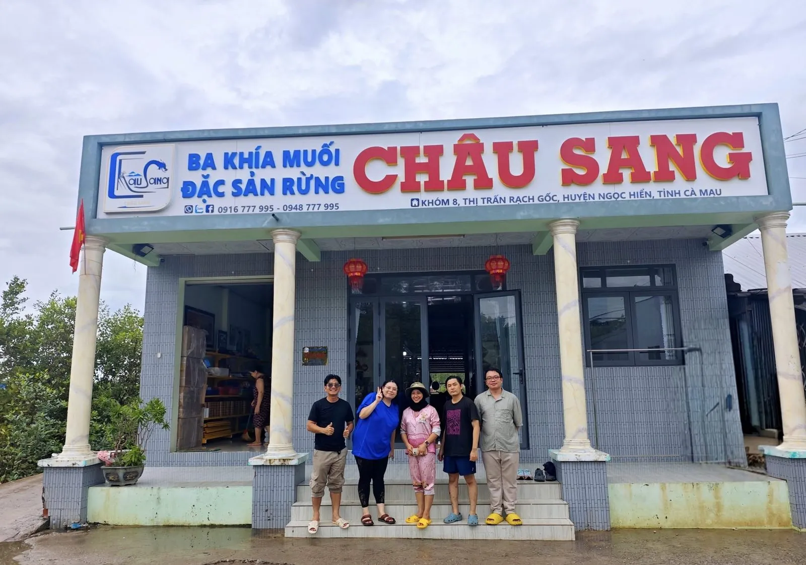 Trải nghiệm lội vuông bắt cua, dỡ chà bắt cá lóc đồng cùng anh Bì. (Ảnh: Bà Ngoại Homestay / Tư liệu Du lịch Cà Mau)