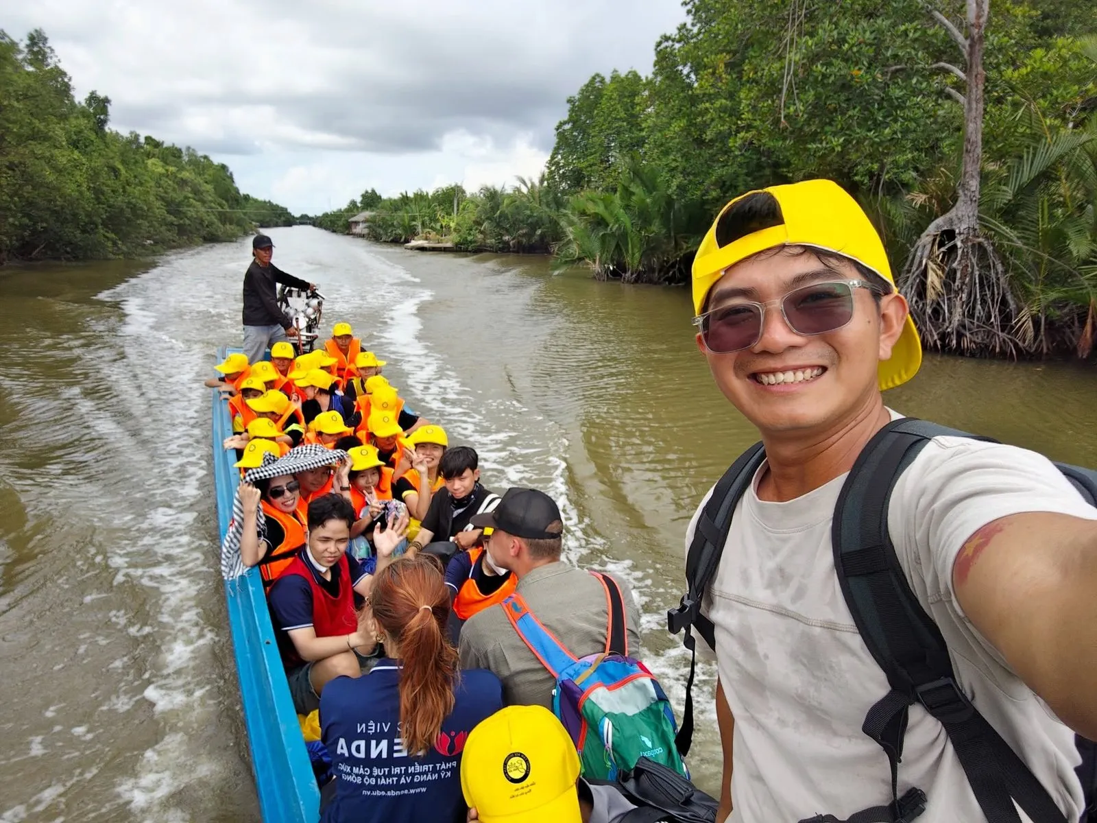 Bữa cơm gia đình đậm đà hương vị sông nước miền Tây với hải sản tươi sống. (Ảnh: Bà Ngoại Homestay / Tư liệu Du lịch Cà Mau)