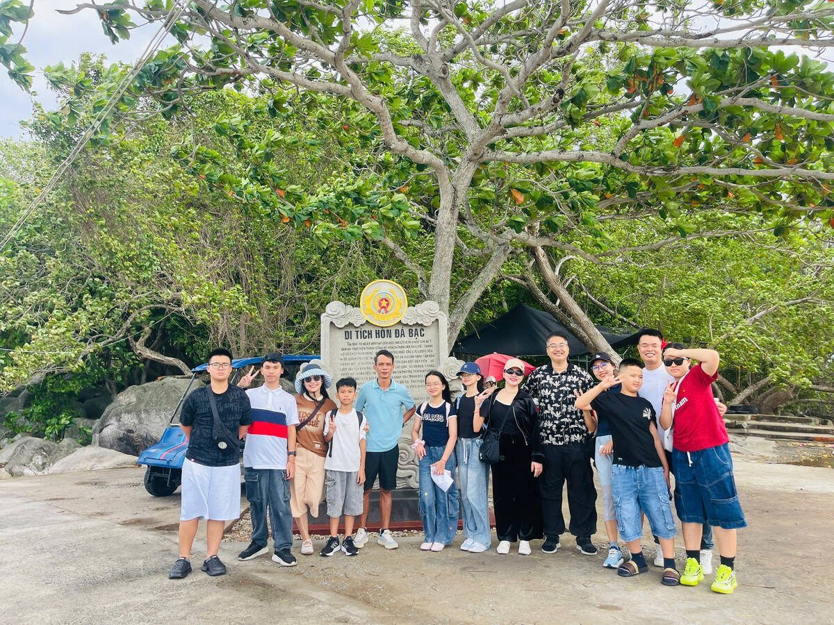 Đoàn du khách check-in tại khu di tích Hòn Đá Bạc