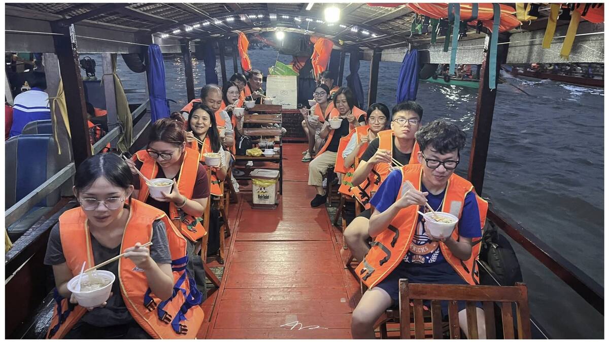 Du khách thưởng thức ẩm thực đêm trên xuồng máy tại Cà Mau
