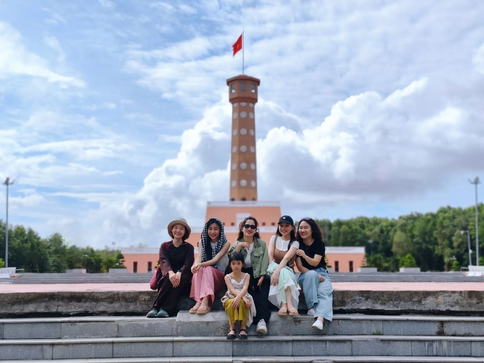 Cano vỏ lãi len lỏi xuyên vùng lõi rừng đước nguyên sinh Vườn quốc gia Mũi Cà Mau. (Ảnh: Bà Ngoại Homestay / Tư liệu Du lịch Cà Mau)