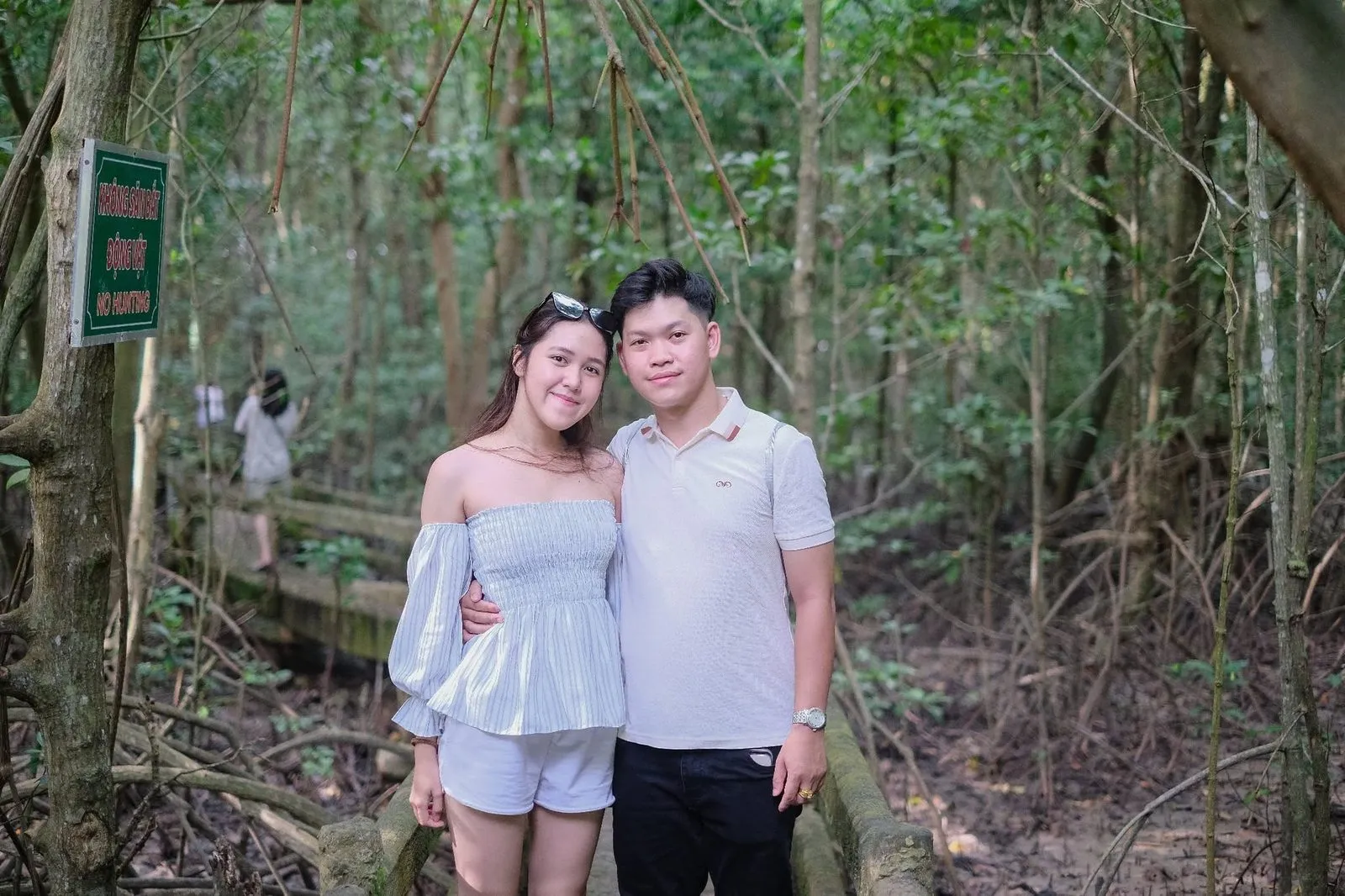 Cano vỏ lãi len lỏi xuyên vùng lõi rừng đước nguyên sinh Vườn quốc gia Mũi Cà Mau. (Ảnh: Bà Ngoại Homestay / Tư liệu Du lịch Cà Mau)