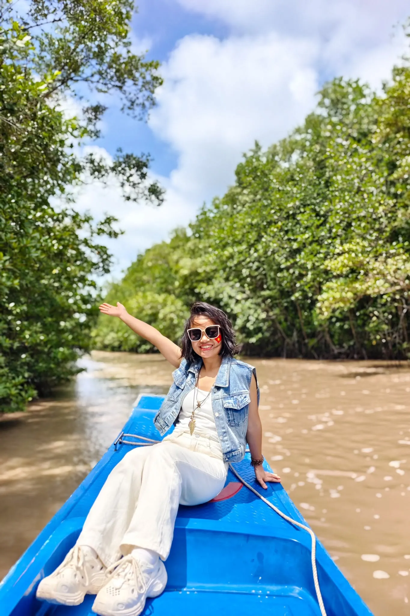 Cano vỏ lãi len lỏi xuyên vùng lõi rừng đước nguyên sinh Vườn quốc gia Mũi Cà Mau. (Ảnh: Bà Ngoại Homestay / Tư liệu Du lịch Cà Mau)