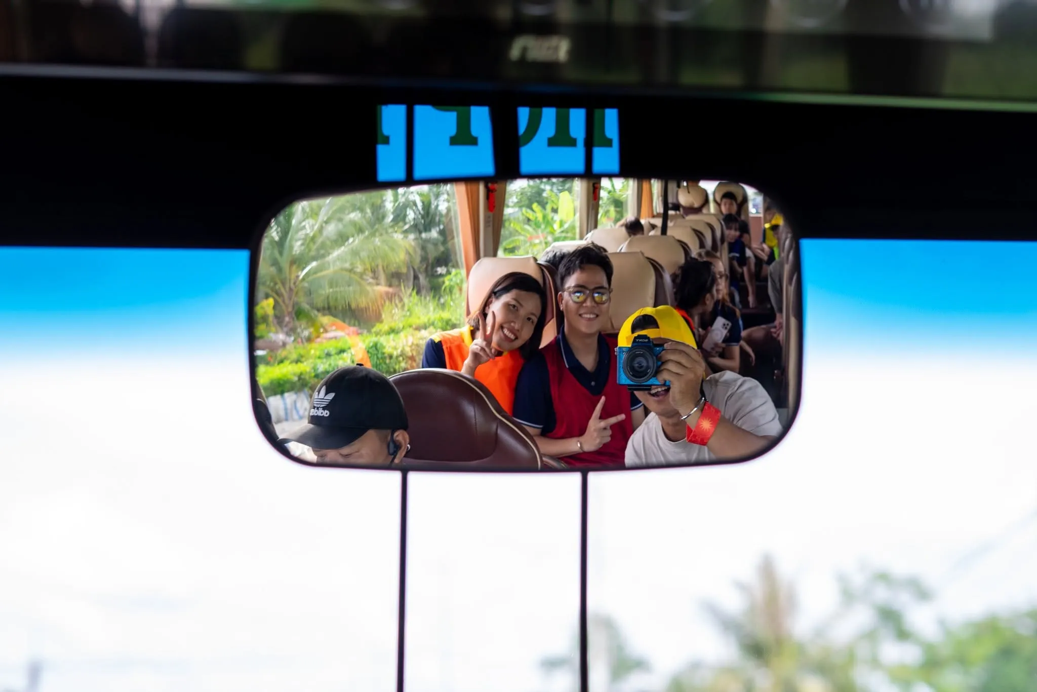Cột mốc tọa độ Quốc gia GPS 0001 và biểu tượng Mũi Tàu hướng ra biển Đông. (Ảnh: Bà Ngoại Homestay / Tư liệu Du lịch Cà Mau)