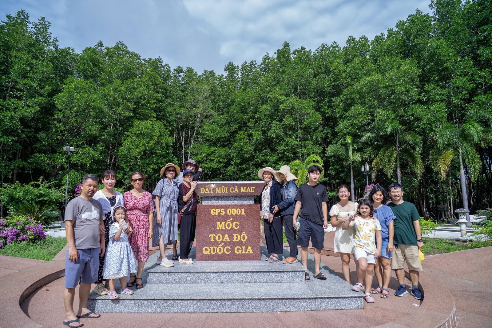 Tour mạo hiểm trekking rừng