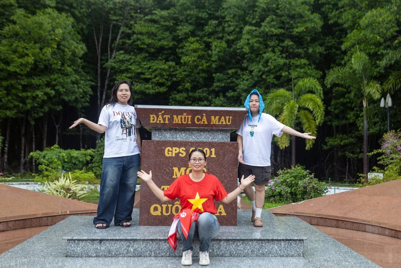Cano vỏ lãi len lỏi xuyên vùng lõi rừng đước nguyên sinh Vườn quốc gia Mũi Cà Mau. (Ảnh: Bà Ngoại Homestay / Tư liệu Du lịch Cà Mau)
