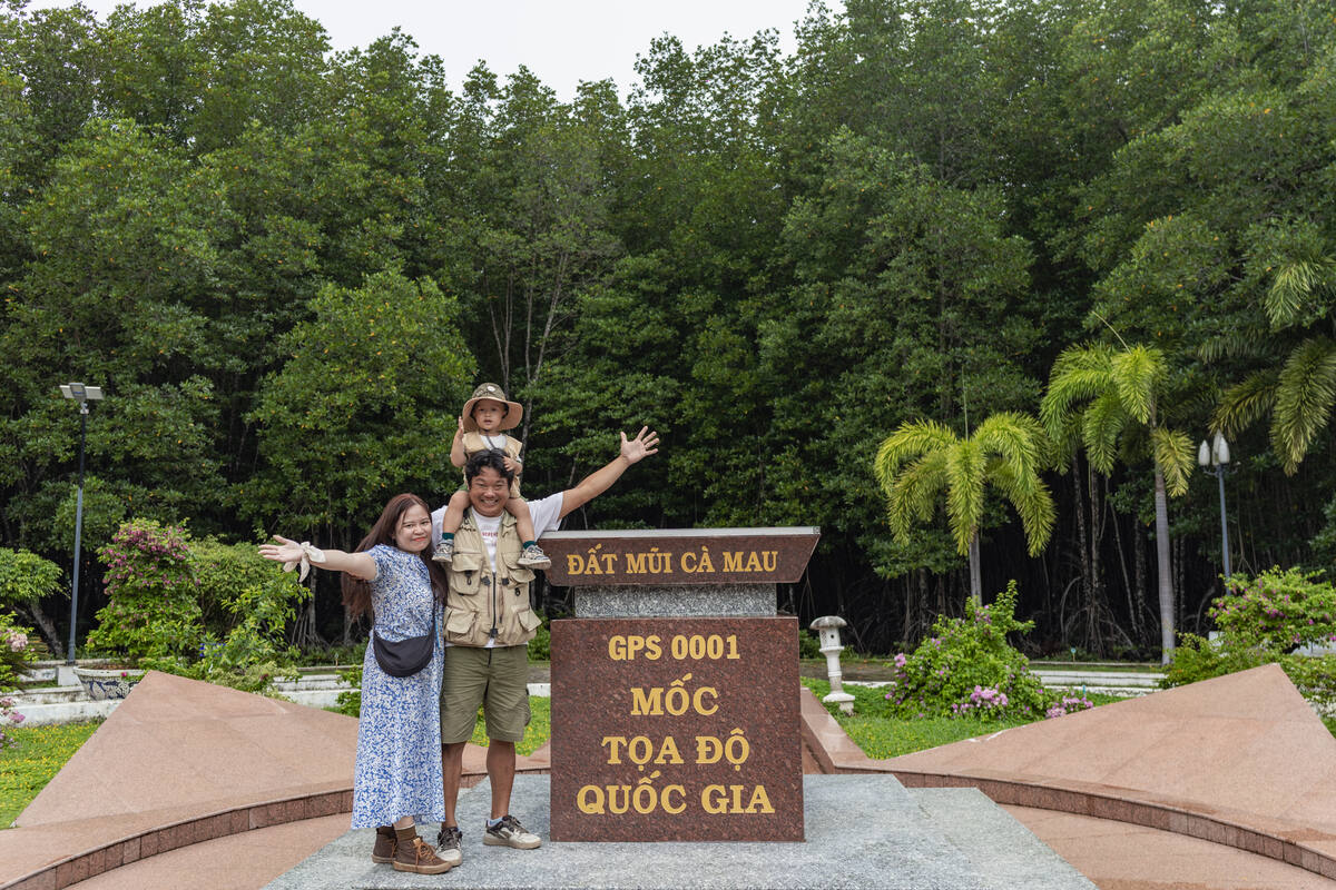 Gia đình chụp ảnh tại mốc tọa độ GPS 0001 Đất Mũi Cà Mau