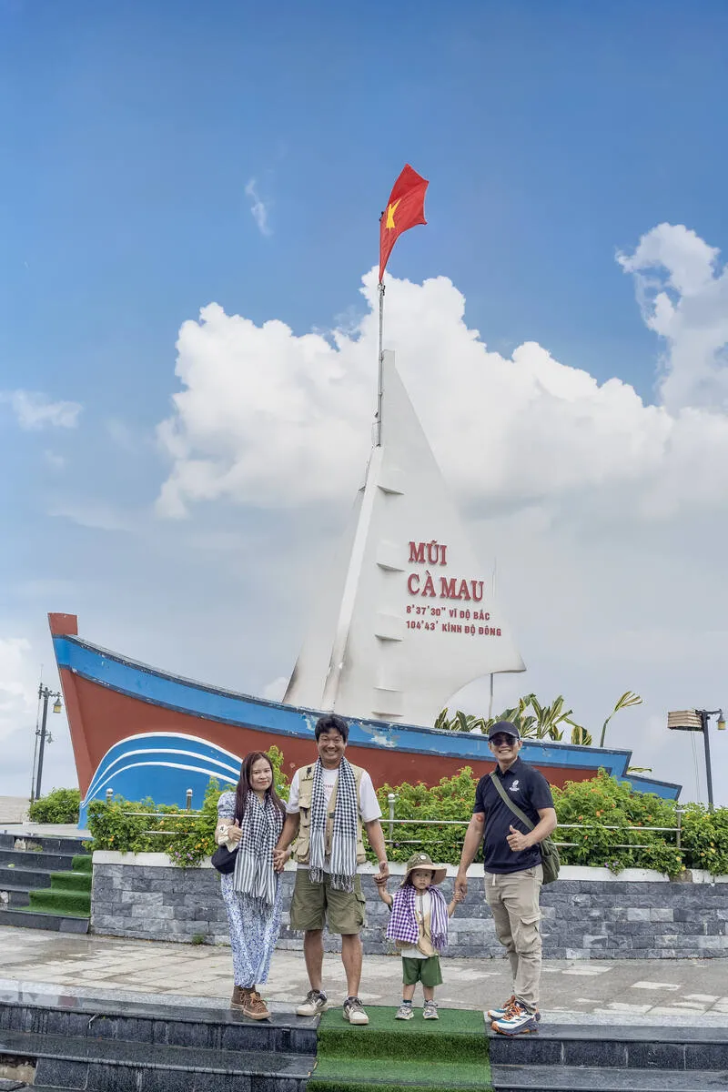 Cano vỏ lãi len lỏi xuyên vùng lõi rừng đước nguyên sinh Vườn quốc gia Mũi Cà Mau. (Ảnh: Bà Ngoại Homestay / Tư liệu Du lịch Cà Mau)