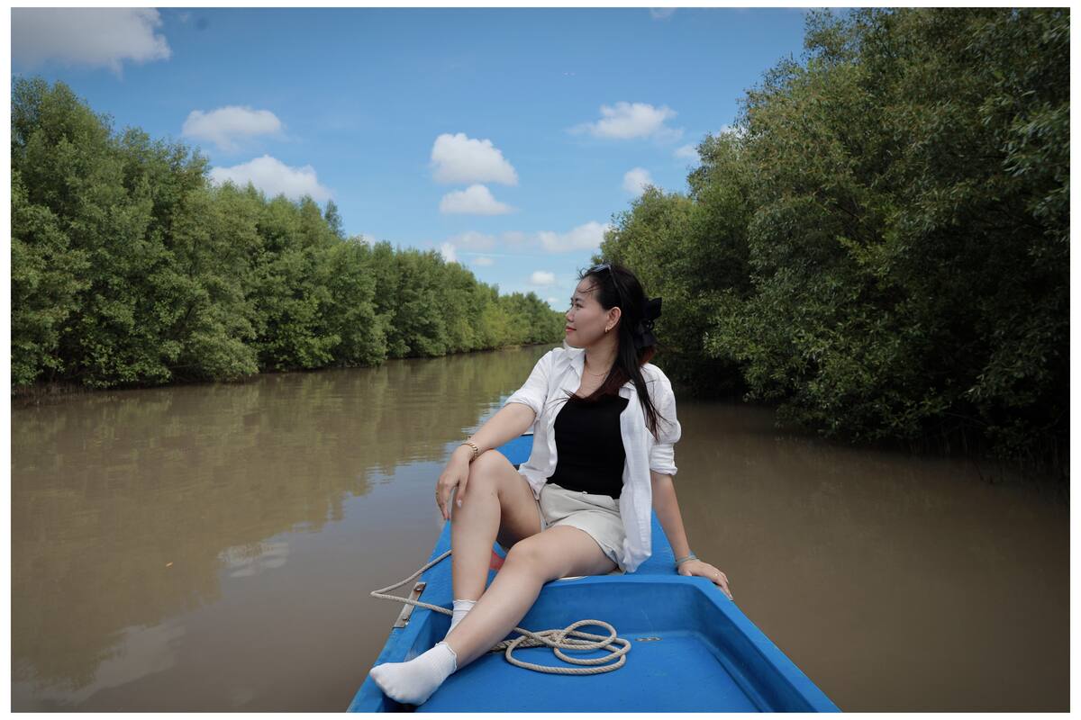 Du khách đi thuyền trải nghiệm sông nước Cà Mau