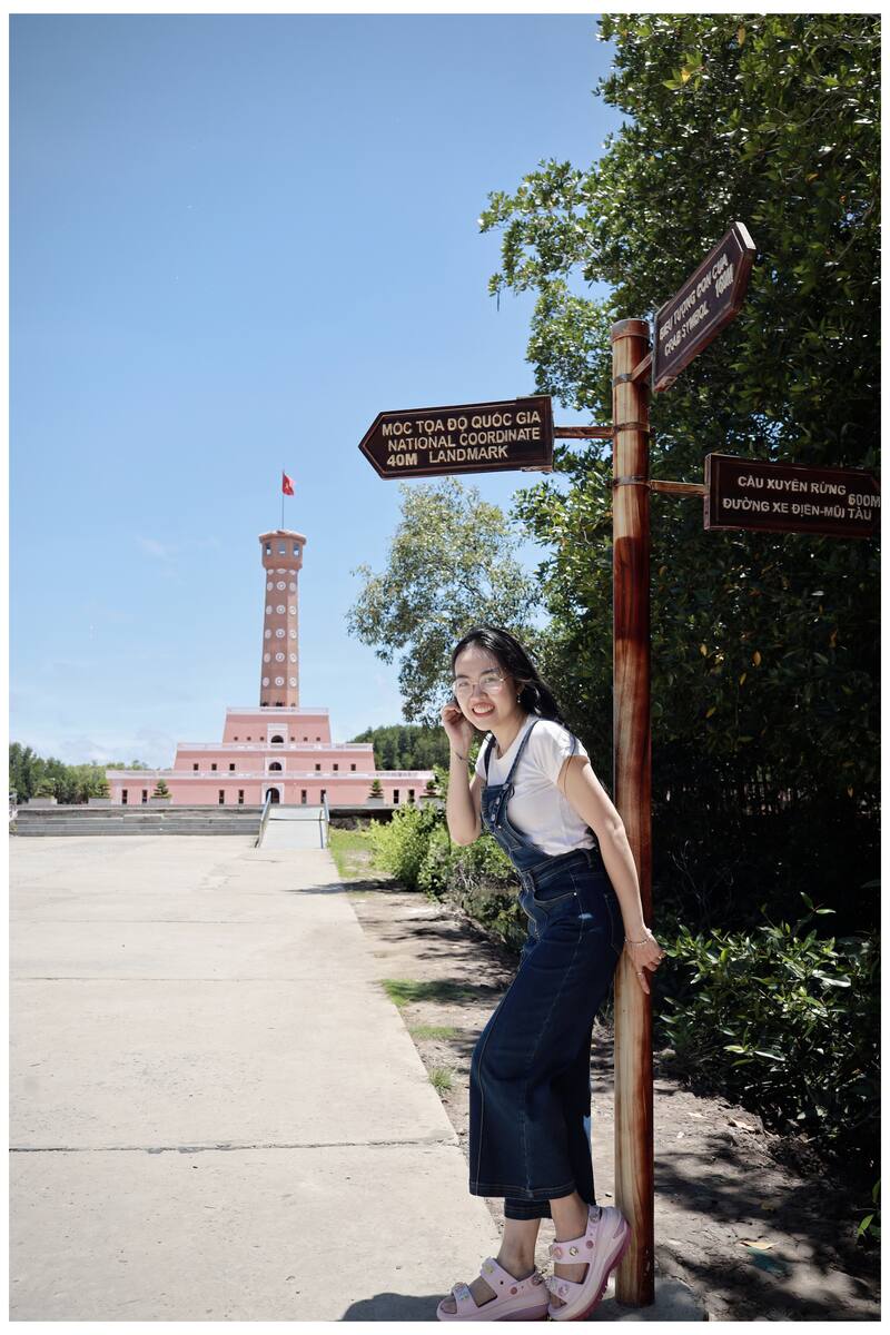 Du khách check-in bên biển chỉ dẫn tại Đất Mũi Cà Mau