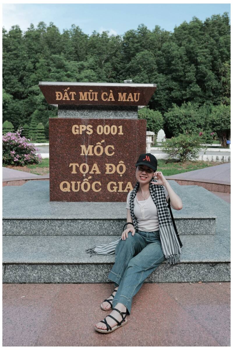 Du khách ngồi check-in tại cột mốc tọa độ quốc gia GPS 0001