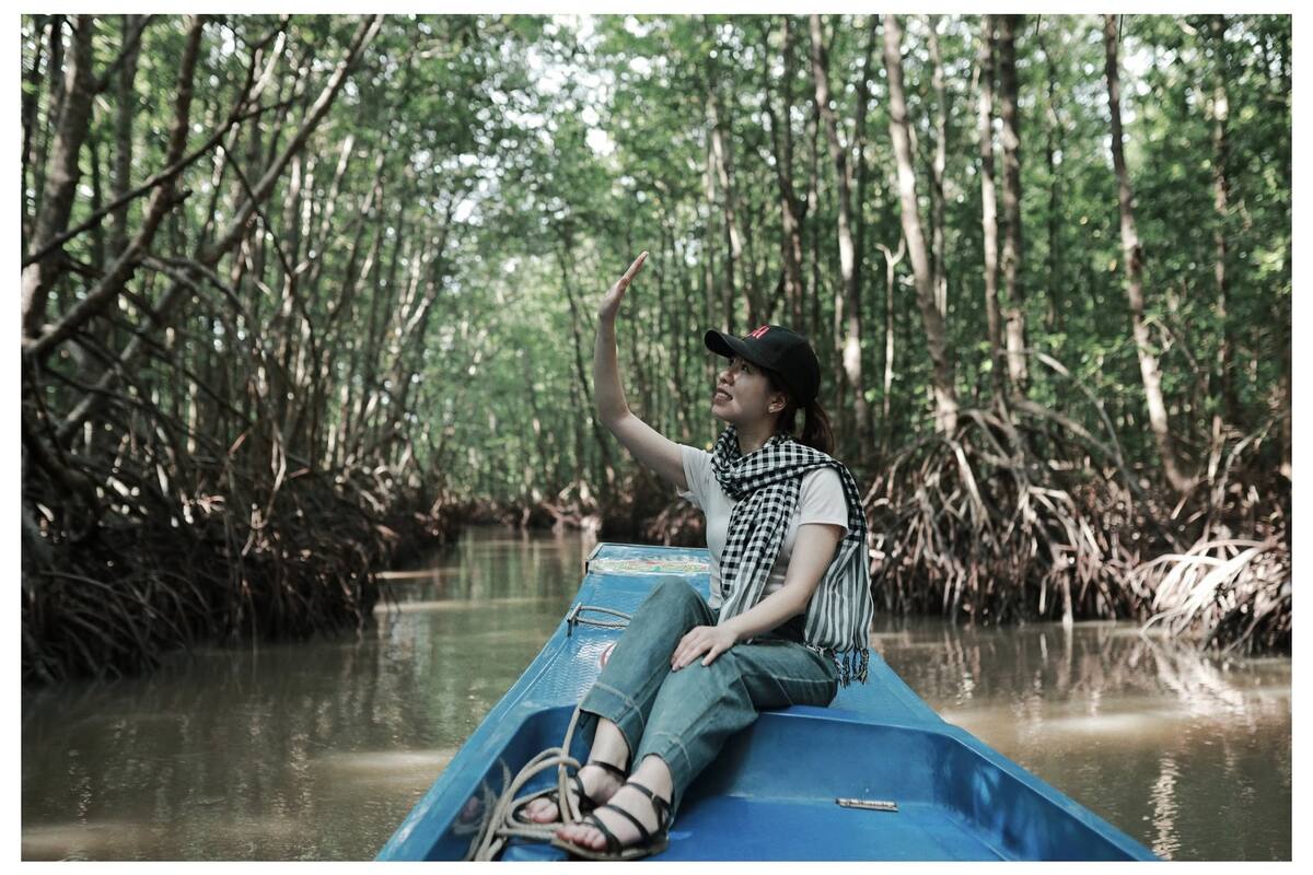 Du khách đi xuồng trải nghiệm xuyên rừng đước tại Mũi Cà Mau