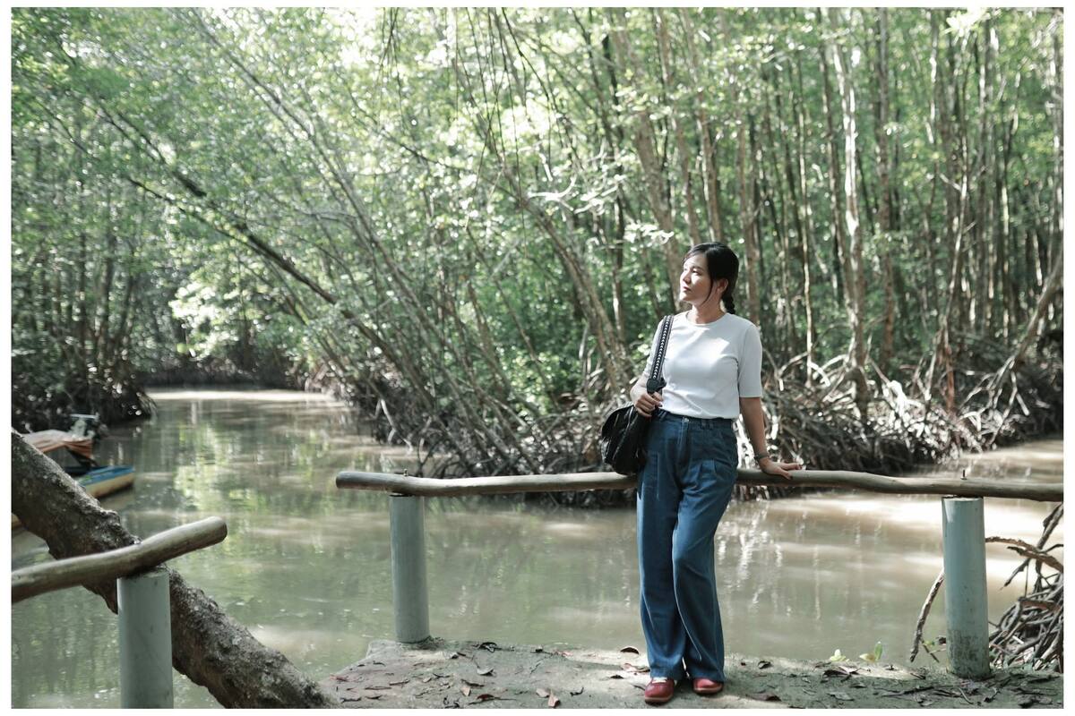 Đứng ngắm kênh rừng đước tại Mũi Cà Mau