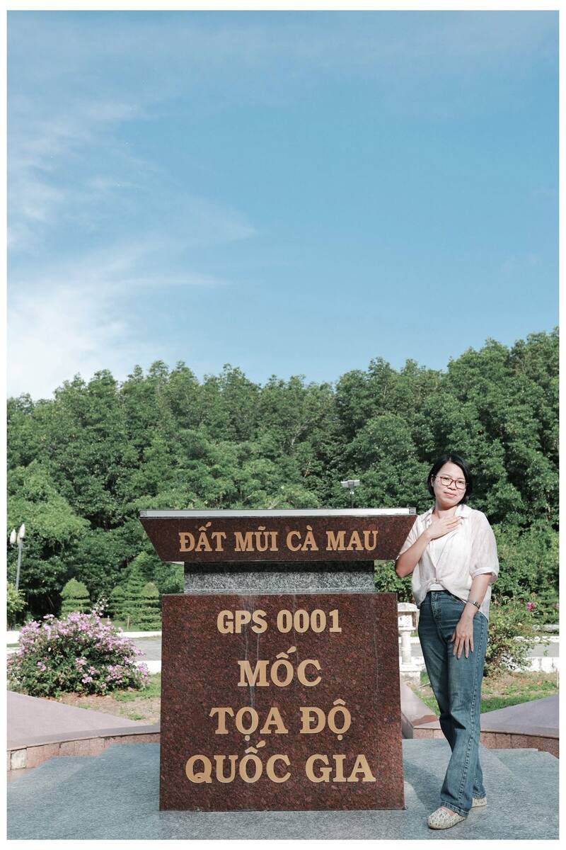 Chụp hình tại mốc GPS 0001 Đất Mũi Cà Mau