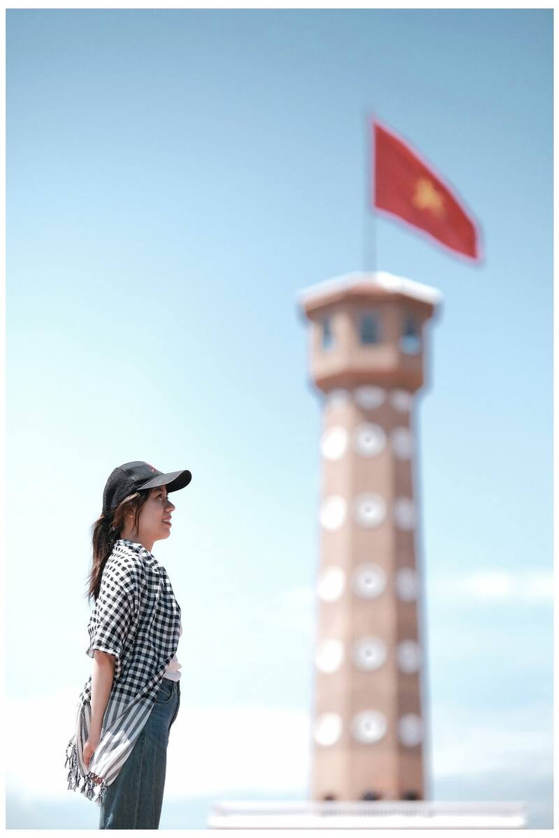 Tháp cờ Mũi Cà Mau với cờ Tổ quốc tung bay