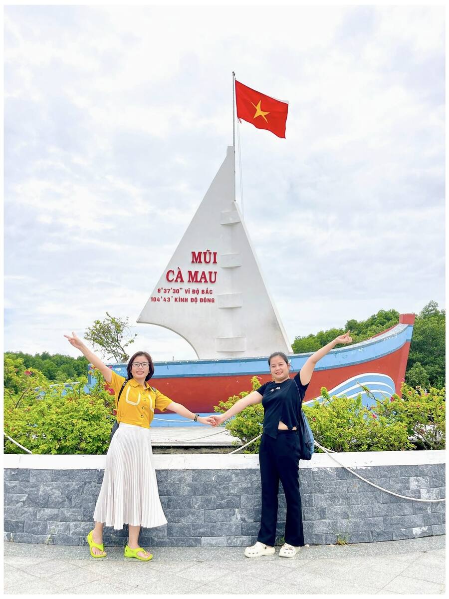 Chụp hình tại tượng đài thuyền buồm Mũi Cà Mau