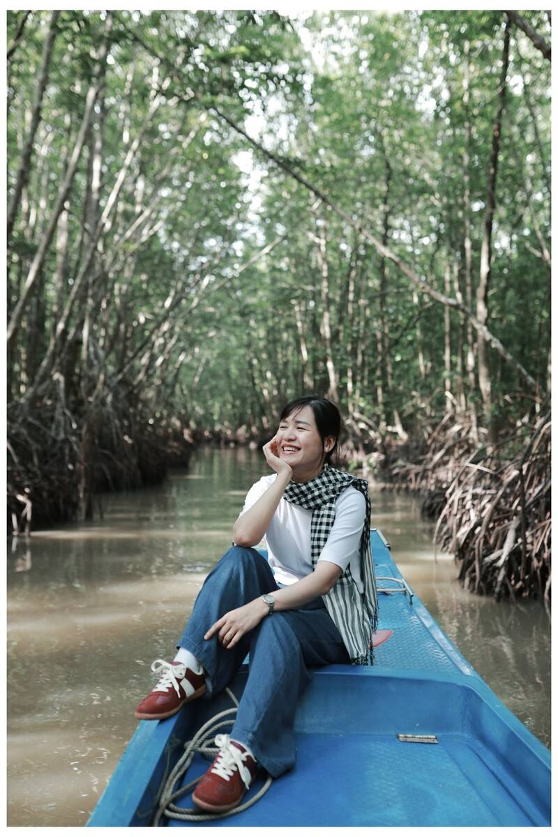 Đứng tại cầu tàu ngắm kênh rừng ngập mặn