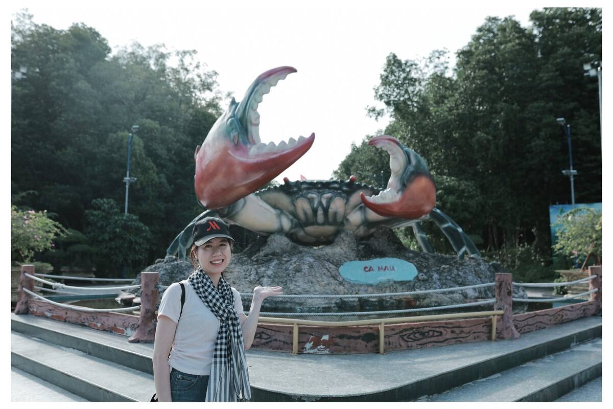 Ngồi thuyền trên biển Cà Mau trời xanh mây trắng