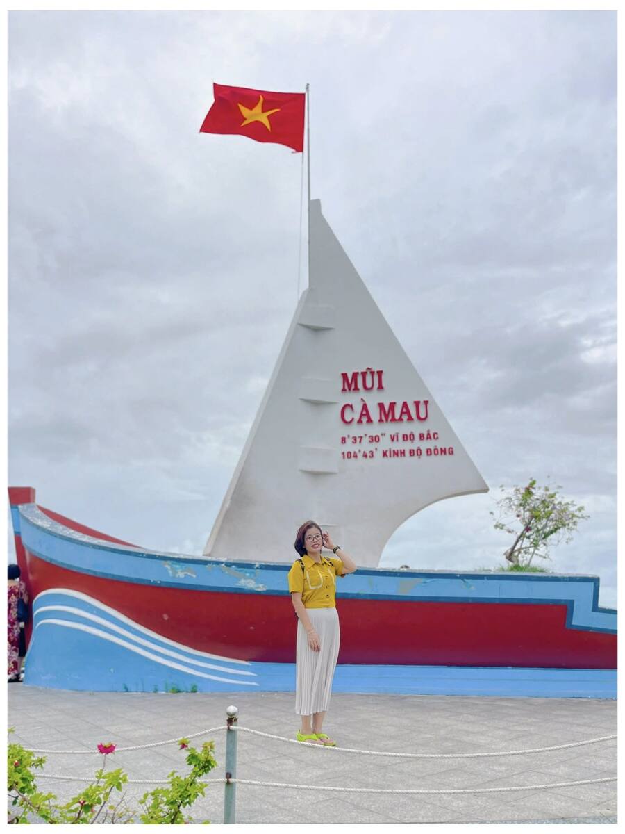 Cầu gỗ thơ mộng giữa rừng tràm U Minh