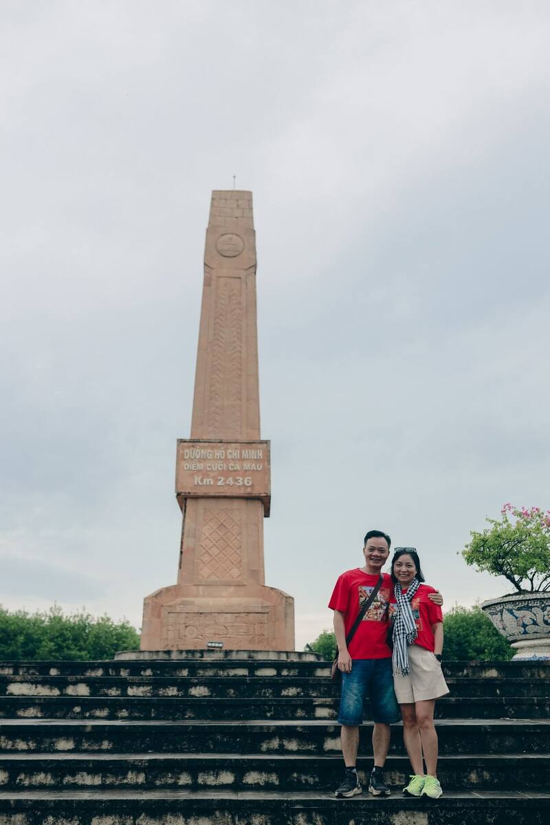 Cặp đôi chụp hình tạ