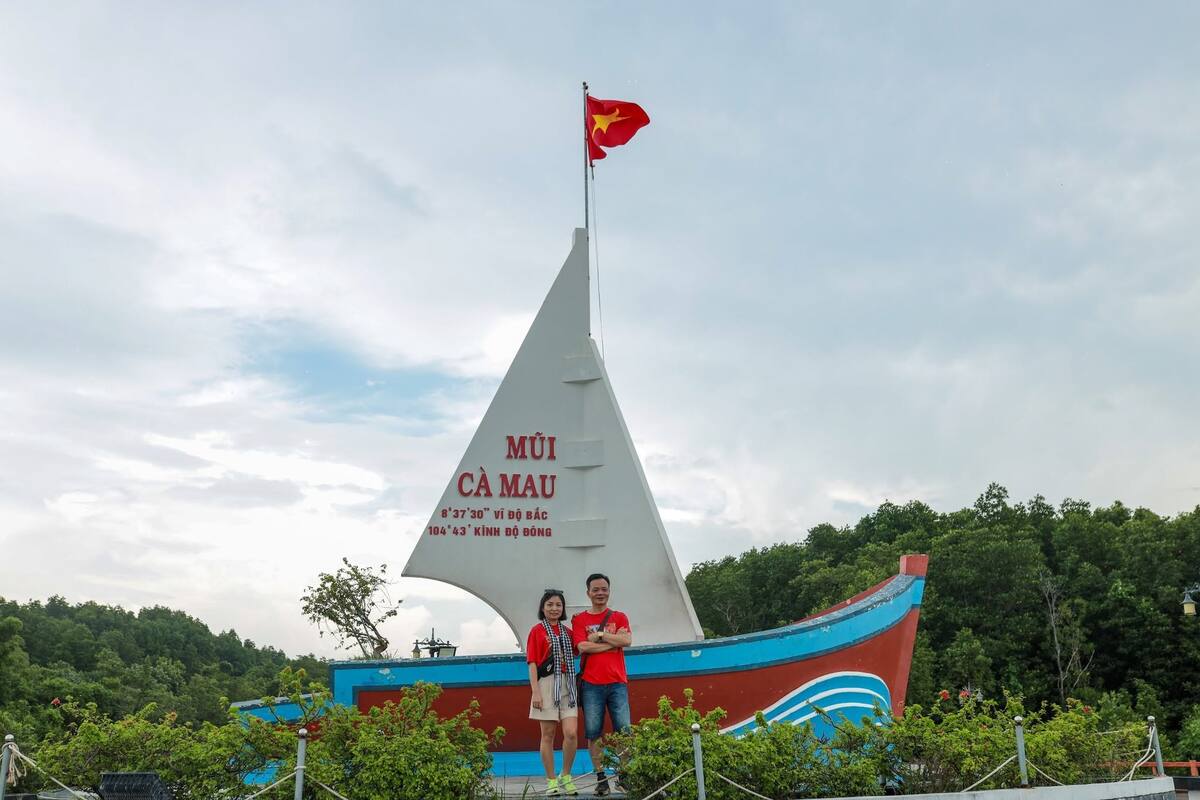 Cặp đôi check-in tại biểu tượng cánh buồm Đất Mũi Cà Mau