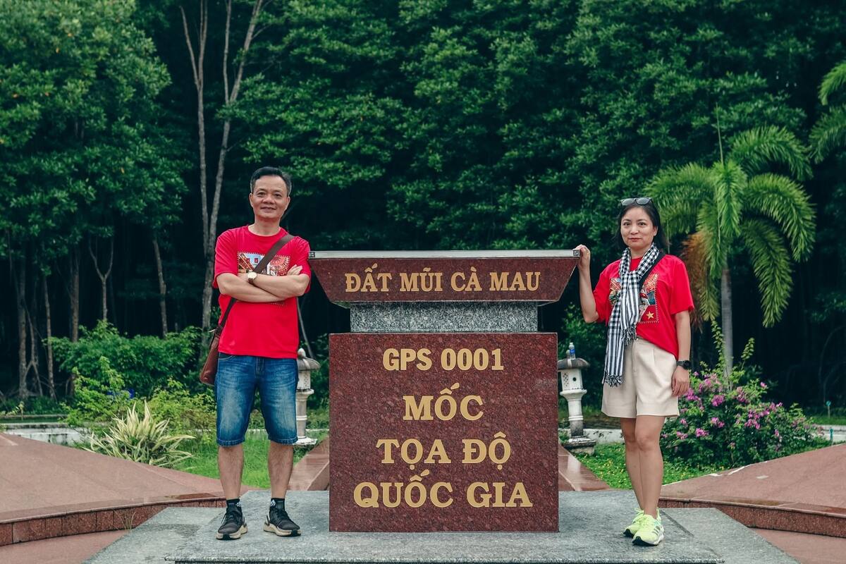 Du khách chụp hình lưu niệm tại mốc tọa độ quốc gia GPS 0001