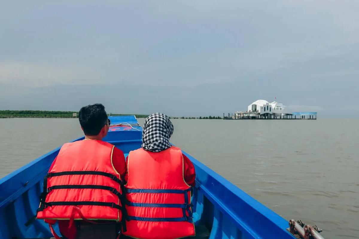 Cano vỏ lãi len lỏi xuyên vùng lõi rừng đước nguyên sinh Vườn quốc gia Mũi Cà Mau. (Ảnh: Bà Ngoại Homestay / Tư liệu Du lịch Cà Mau)