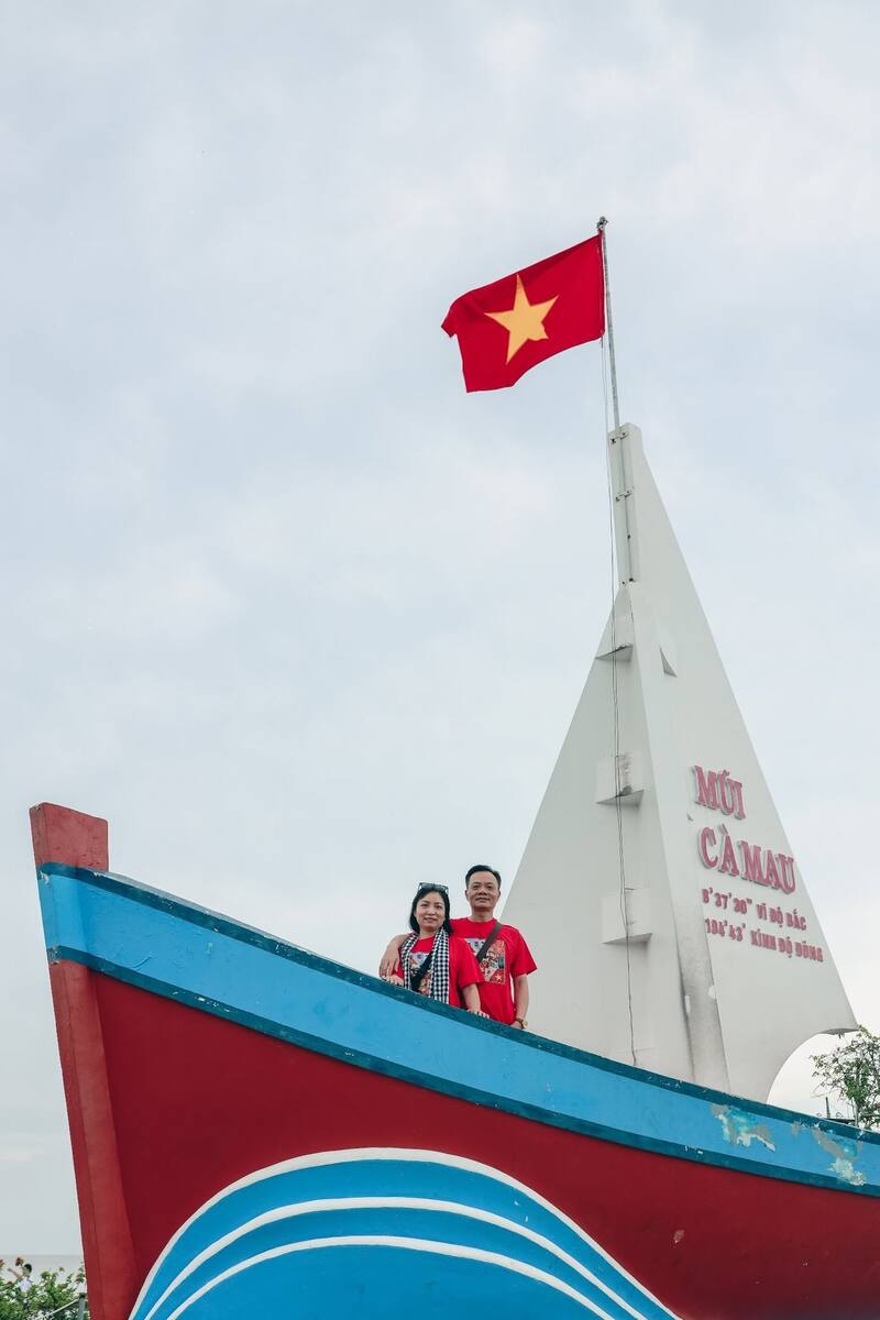 Cặp đôi check-in tại biểu tượng cánh buồm Đất Mũi Cà Mau