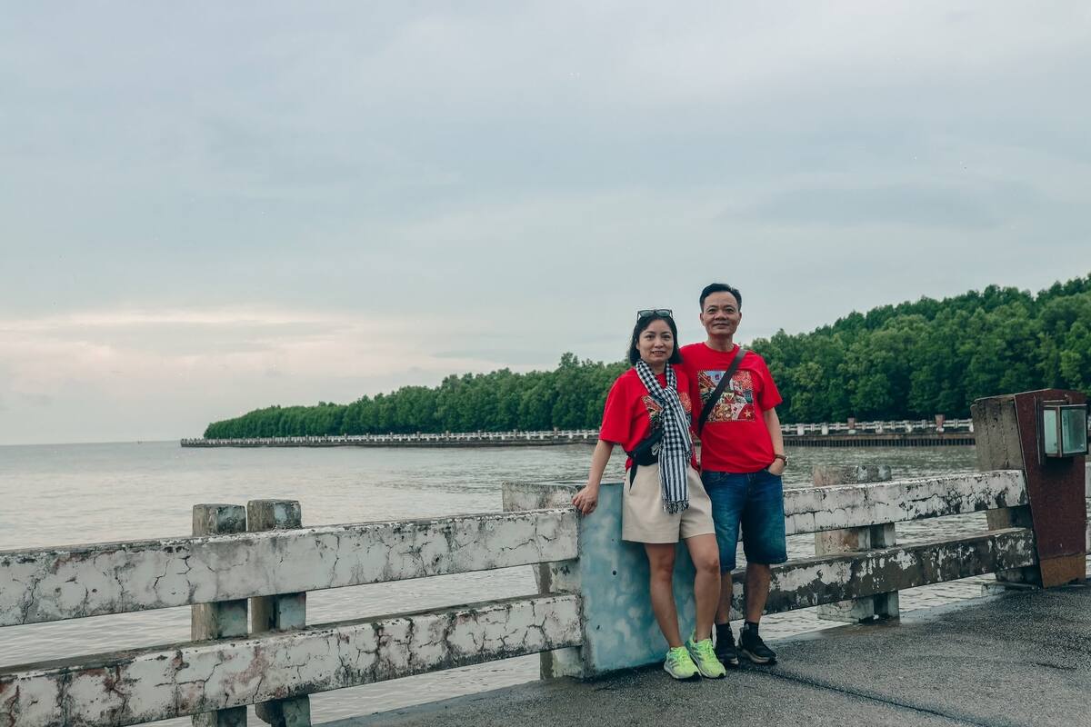 Cặp đôi check-in tại kè chắn sóng bến tàu Đất Mũi Cà Mau