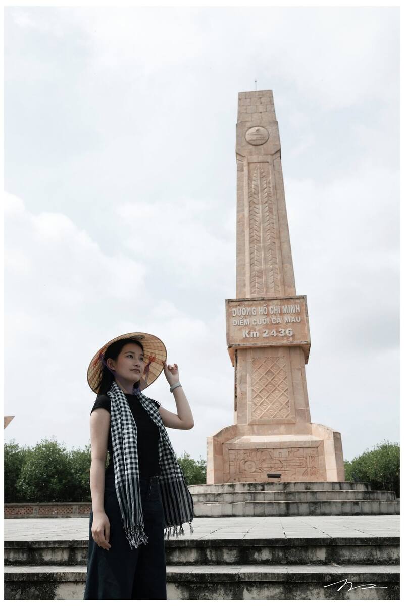Du khách check-in tại mốc điểm cuối đường Hồ Chí Minh Km 2436.