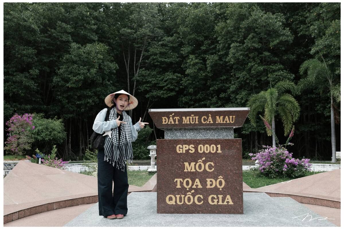Du khách chụp hình lưu niệm bên mốc tọa độ quốc gia GPS 0001.