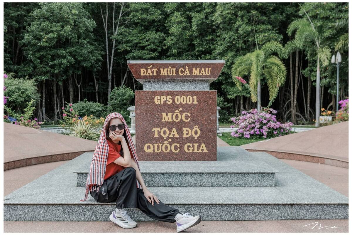 Du khách check-in tại Mốc tọa độ quốc gia GPS 0001 Đất Mũi