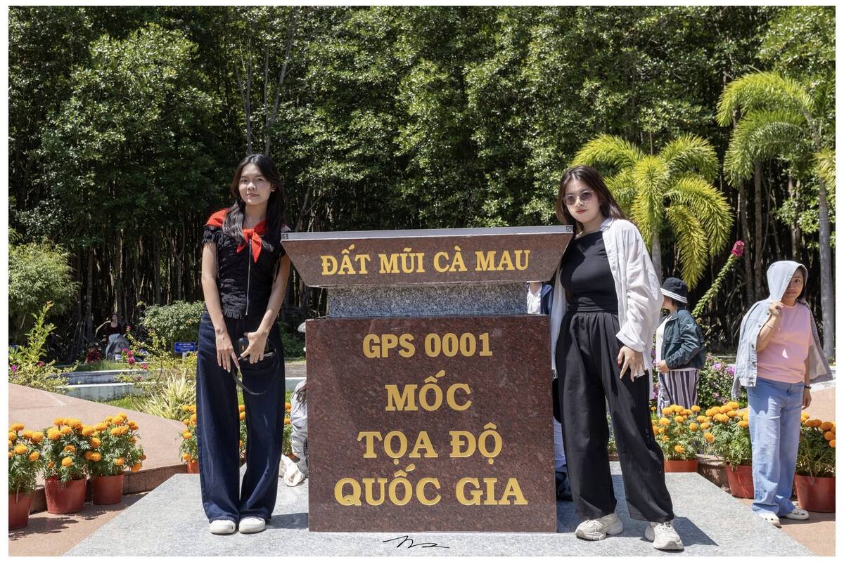 Du khách chụp hình lưu niệm tại mốc tọa độ quốc gia GPS 0001