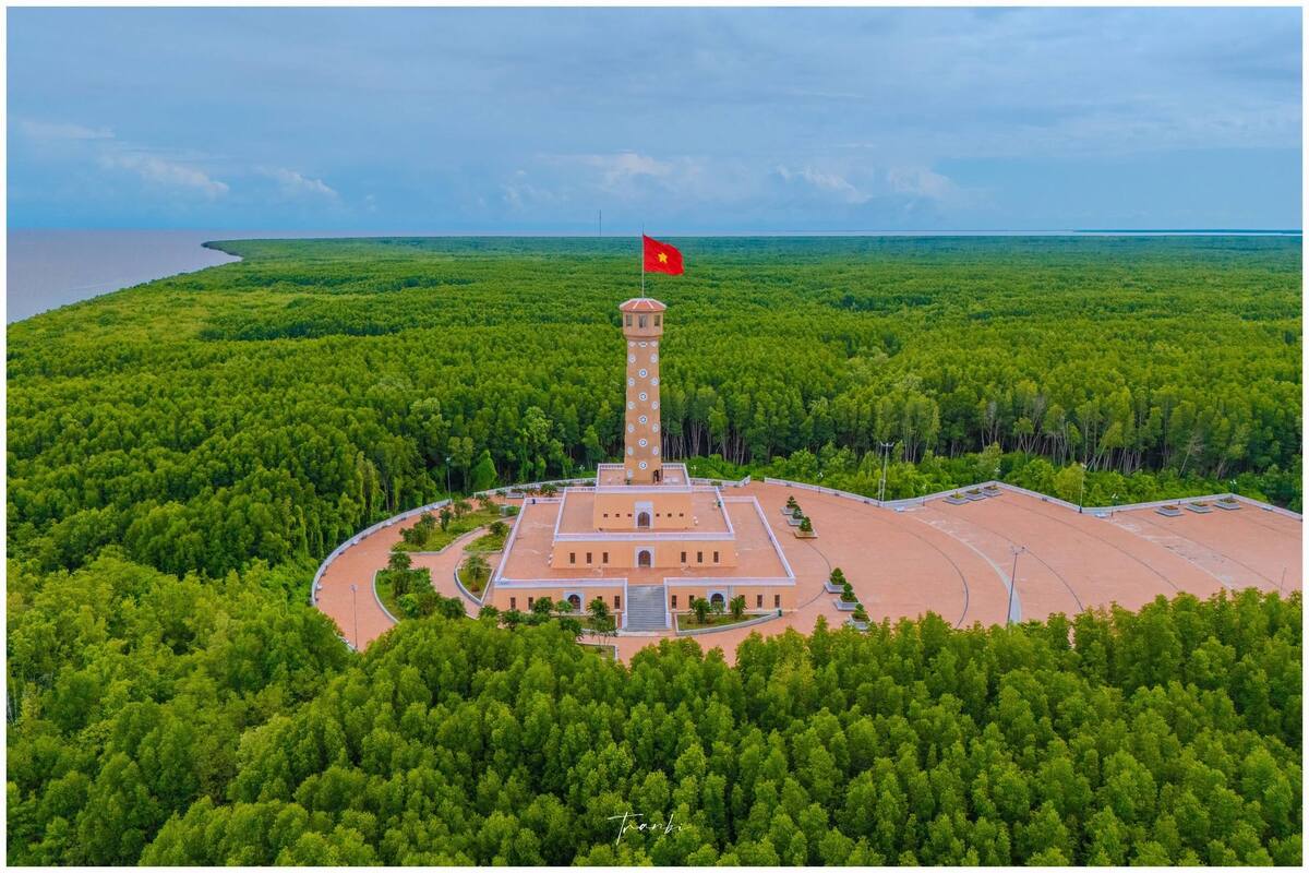 Toàn cảnh Cột cờ Hà Nội tại Đất Mũi Cà Mau từ trên cao
