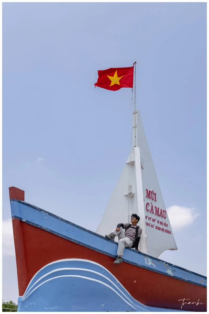 Cano vỏ lãi len lỏi xuyên vùng lõi rừng đước nguyên sinh Vườn quốc gia Mũi Cà Mau. (Ảnh: Bà Ngoại Homestay / Tư liệu Du lịch Cà Mau)