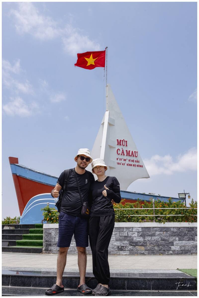Cặp đôi check-in trước biểu tượng cánh buồm Mũi Cà Mau