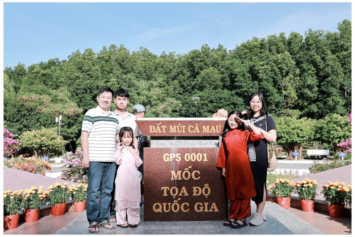 Gia đình chụp ảnh lưu niệm tại mốc tọa độ quốc gia GPS 0001