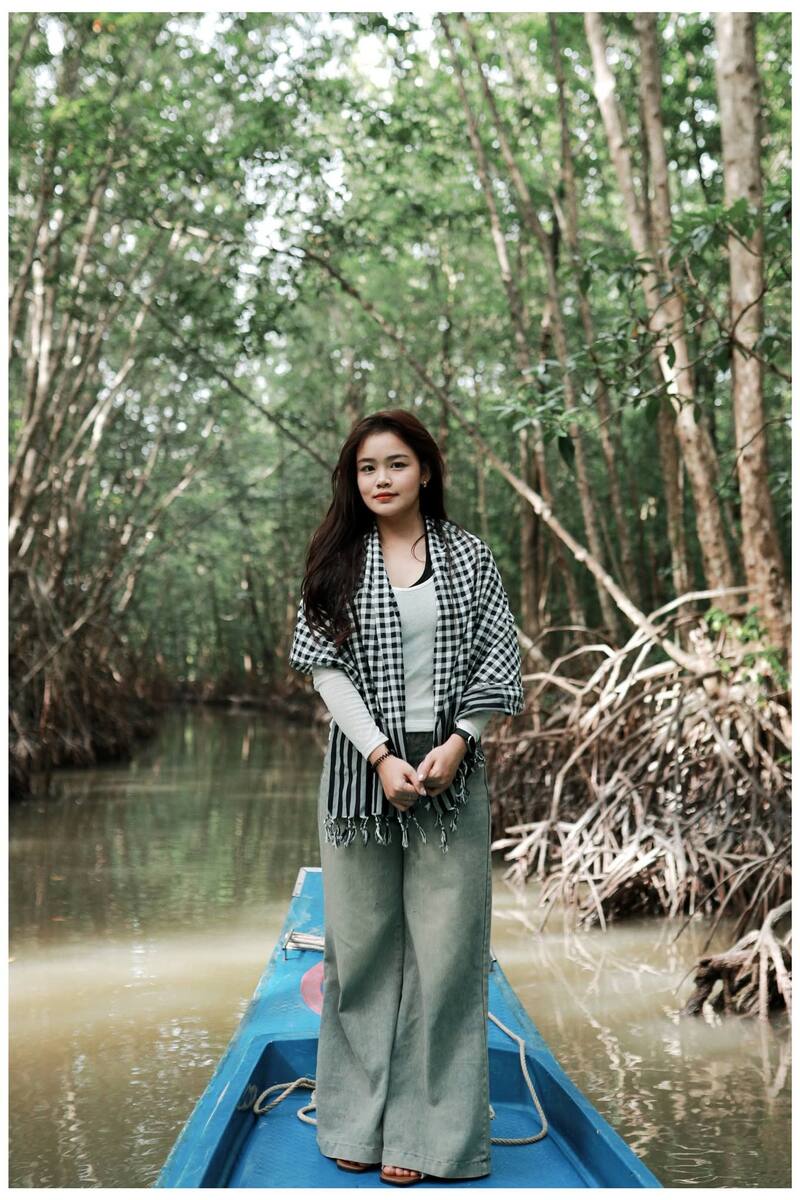 Cô gái quàng khăn rằn đi vỏ lãi xuyên rừng đước Đất Mũi