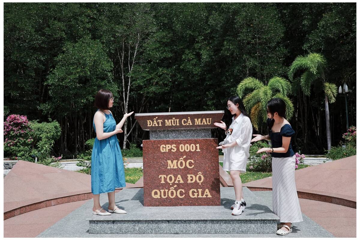 Ba cô gái check-in bên mốc tọa độ quốc gia GPS 0001