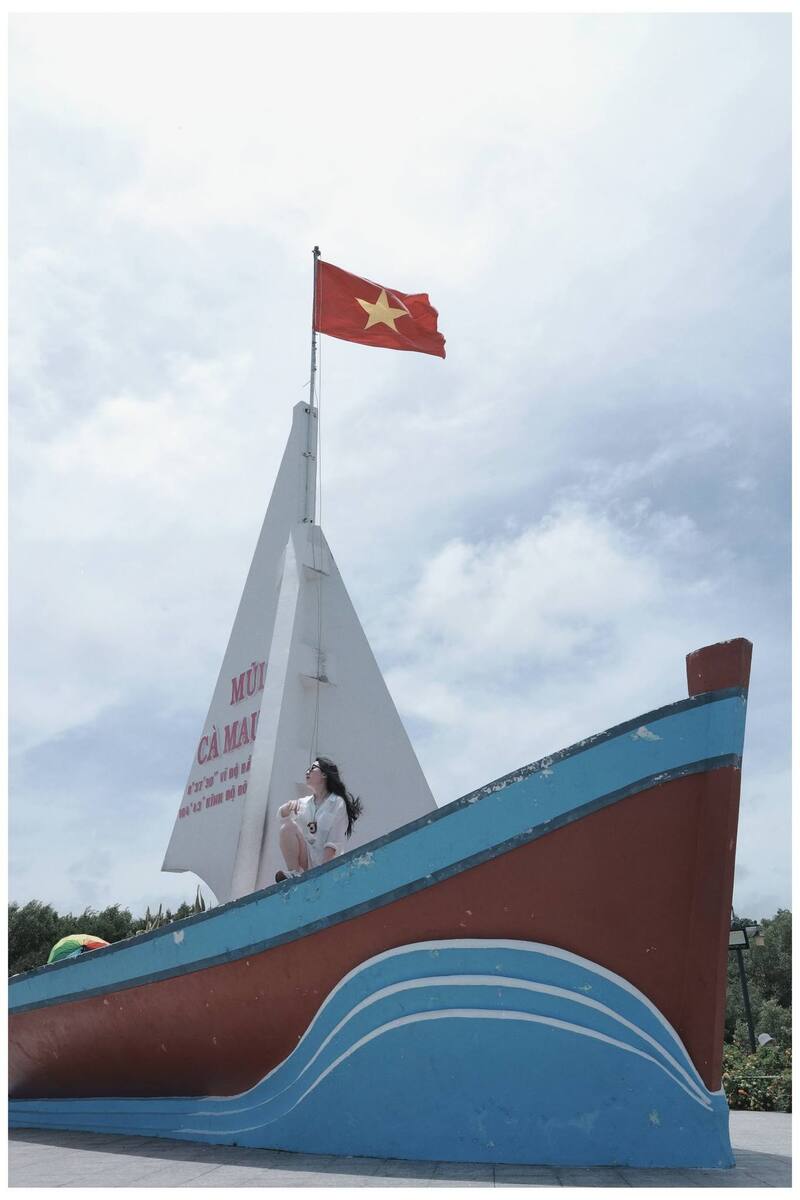 Nữ du khách check-in trên biểu tượng tàu cánh buồm Mũi Cà Mau
