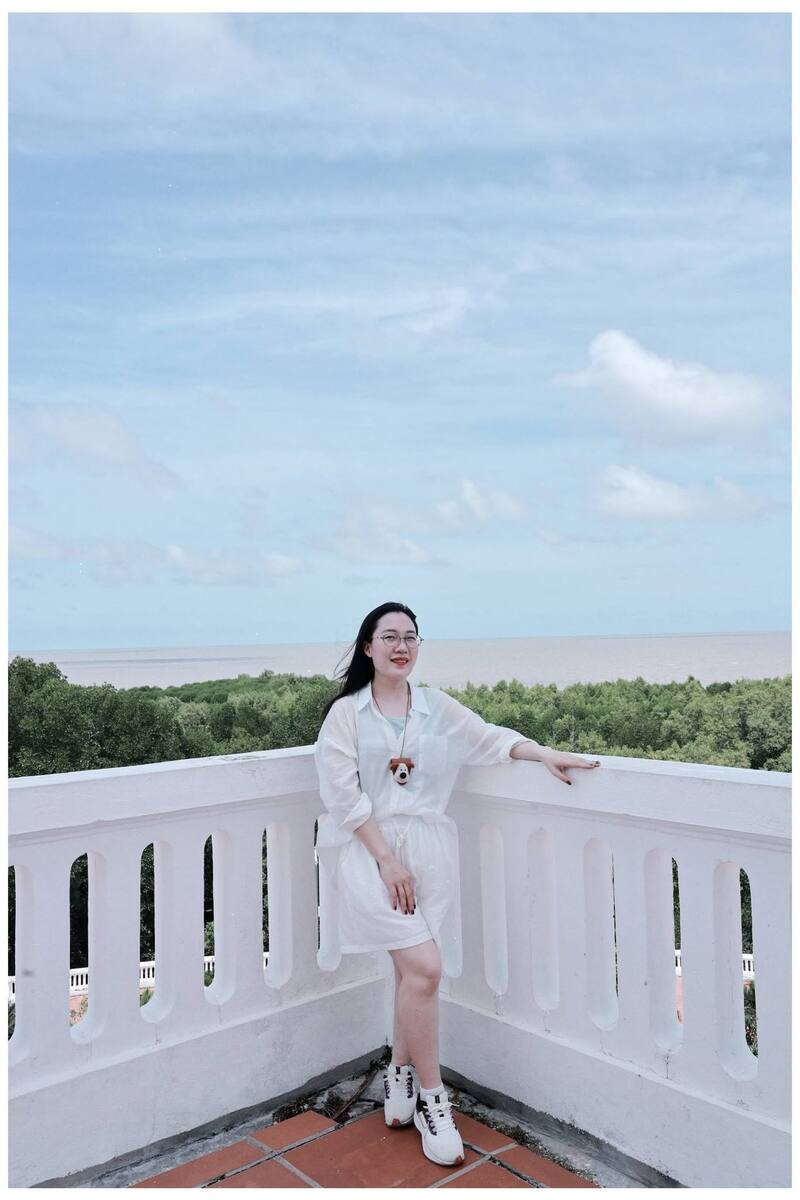 Du khách ngắm nhìn rừng ngập mặn từ cột cờ Hà Nội Đất Mũi