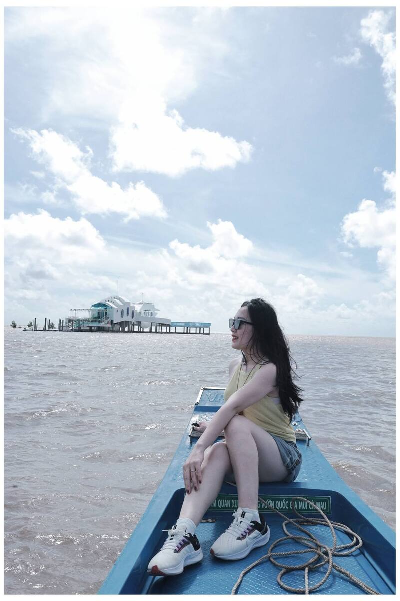 Du khách đi vỏ lãi trải nghiệm vùng biển Mũi Cà Mau.